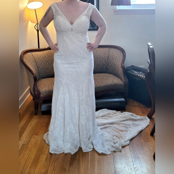 Elegant Lace Ivory Gown - Picture 10 of 12